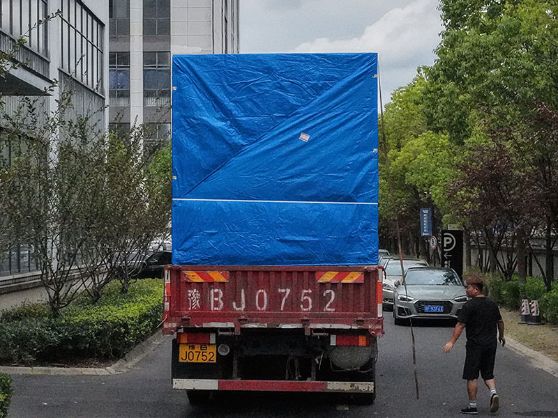 将木箱装好的组合式制氮机在货车上加固固定即将发运到港口