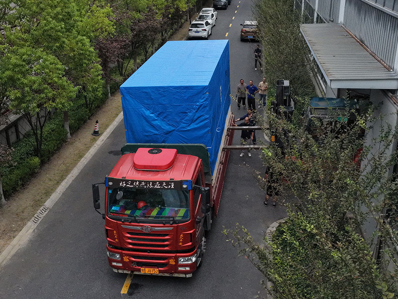叉车正在将打包好木箱及包裹好三防布的组合式制氮机装车2